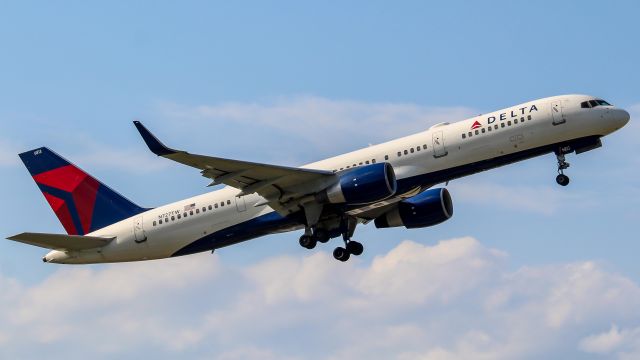 Boeing 757-200 (N727TW) - Ferry off to JFK after bringing in soldiers from Riverside, CA. Very quick takeoff! Sadly we don't get passenger 757s so this was a super rare treat!