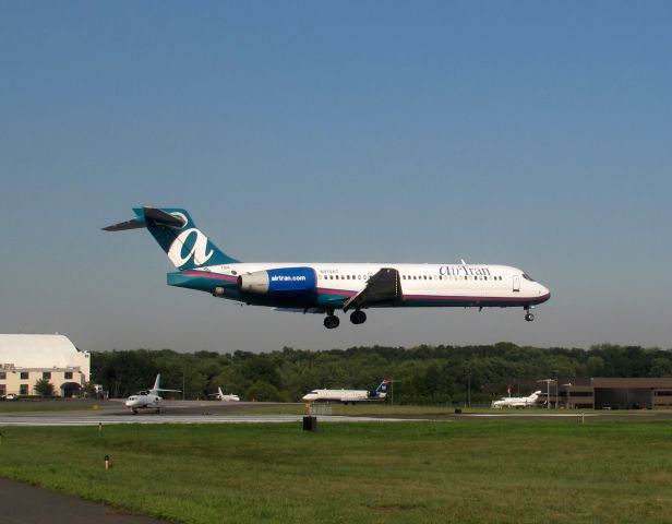 Boeing 717-200 (N910AT) - Landing RW16.