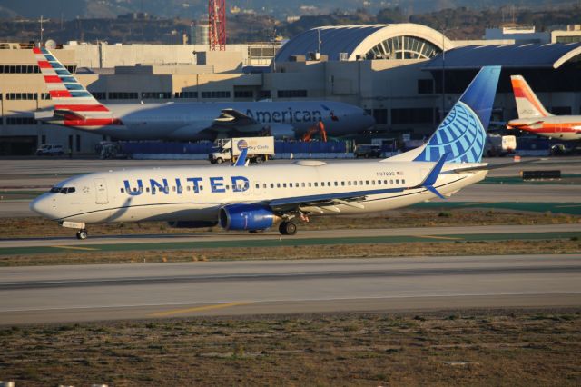 Boeing 737-800 (N37290)