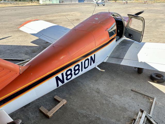 Piper Cherokee (N8810N)