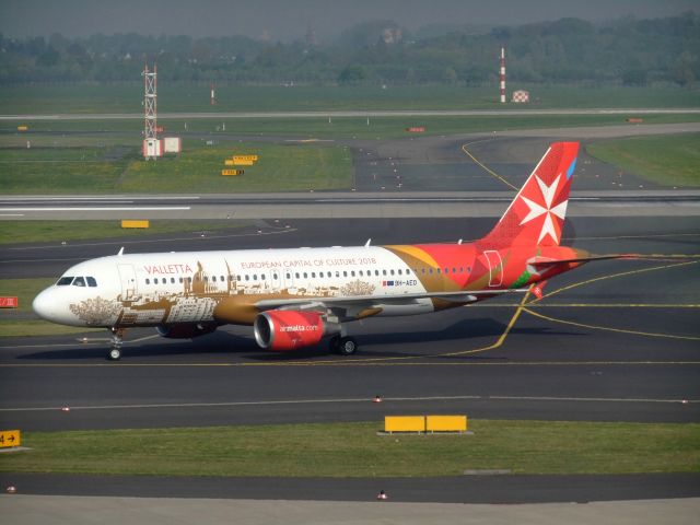 Airbus A320 (9H-AEO) - Air Malta A320-200 9H-AEO taxiing to terminal DUS after landing on rwy 05L, 12.04.2014.