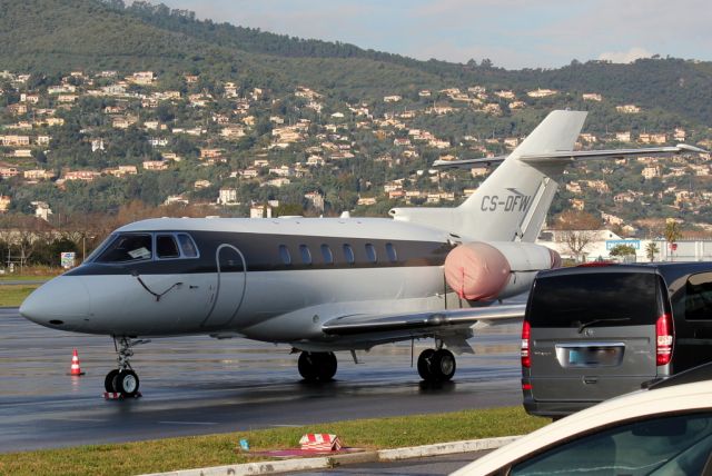 Hawker 800 (CS-DFW)