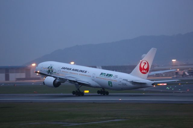 Boeing 777-200 (JA8984)