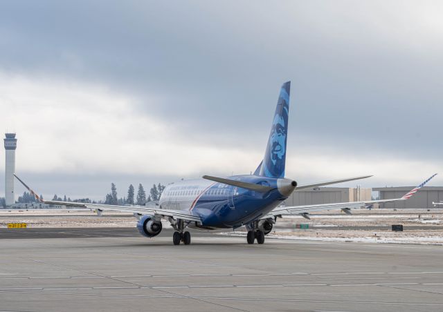 Embraer 175 (N651QX) - Veterans Day