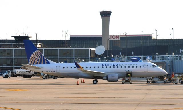 Embraer 175 (N164SY) - United Express Embraer ERJ-175LR N164SY in Chicago 