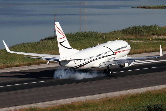 Boeing 737-700 (VP-CLR)