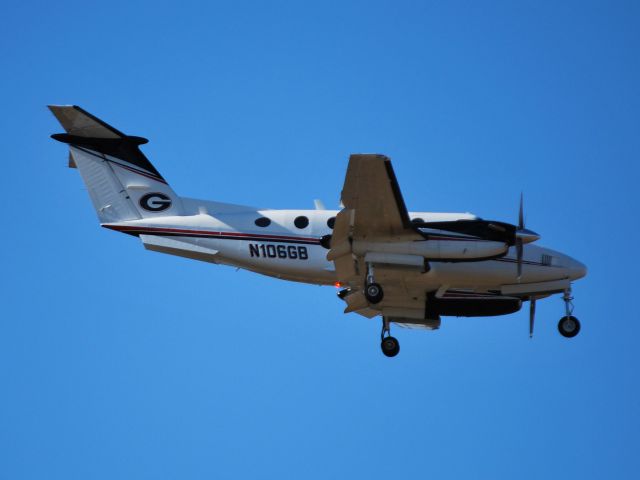 Beechcraft Super King Air 200 (N106GB) - UNIVERSITY OF GEORGIA ATHLETIC ASSN INC on final for runway 36R - 12/10/14