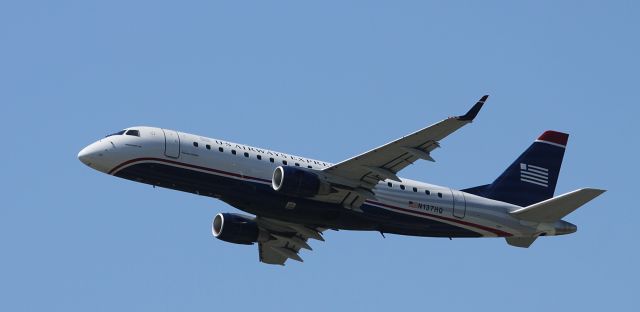 Embraer ERJ 175 (N137HQ)