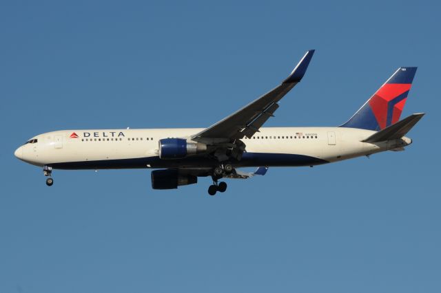BOEING 767-300 (N183DN) - Operating CDG-ORD