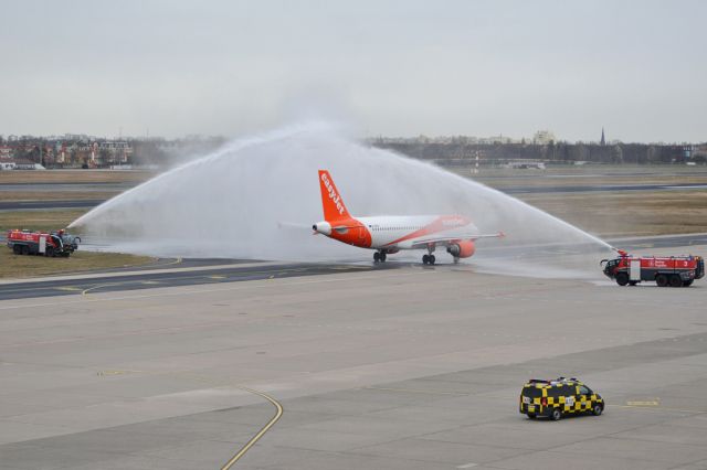 Airbus A320 (G-EZTH) - easyjet first visit in Berlin-Tegel TXL. First flight from TXL to Munich-MUC. easyjet flight new from TXL for insolvency airline of Air Berlin