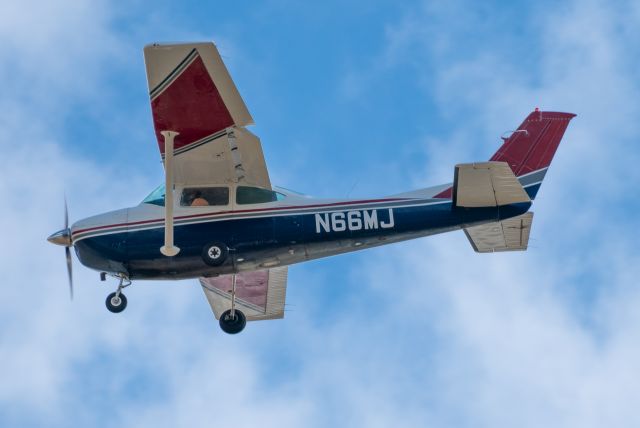 Cessna Skylane (N66MJ) - Kudos to this pilot today from the tower. Said he was, "Making it look easy" and offered additional runways to land on. 