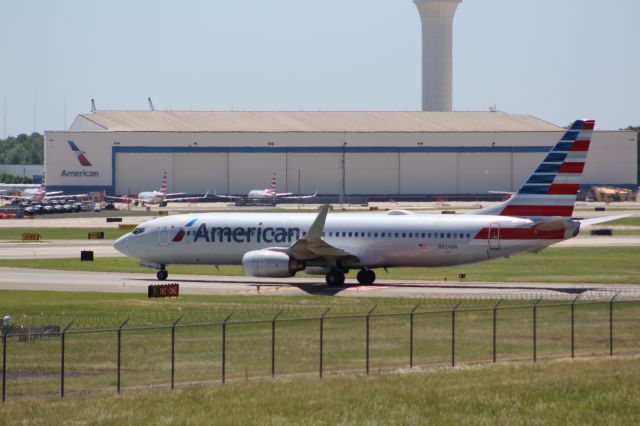Boeing 737-800 (N924AN) - Plane Type: 1999 Boeing 737-823br /Route: ORD-CLTbr /Airline: American Airlines br /Livery: br /Registration: N924AN br /Owned By: Wilmington Trust Co Trusteebr /Runway: 36L 