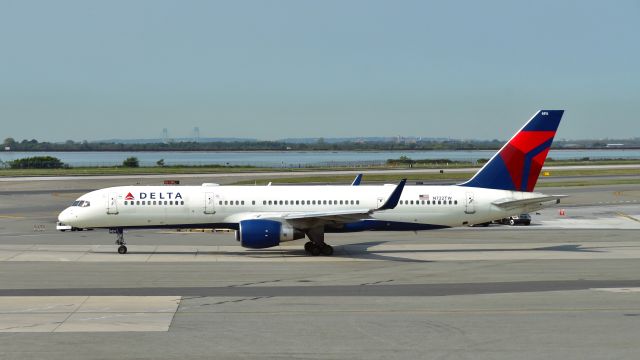 Boeing 757-200 (N722TW) - Delta Air Lines Boeing 757-231(WL) N722TW in New York JFK 