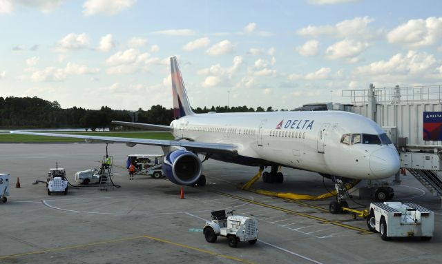 Boeing 757-200 (N698DL) - Delta Boeing 757-232 N698DL in Orlando 