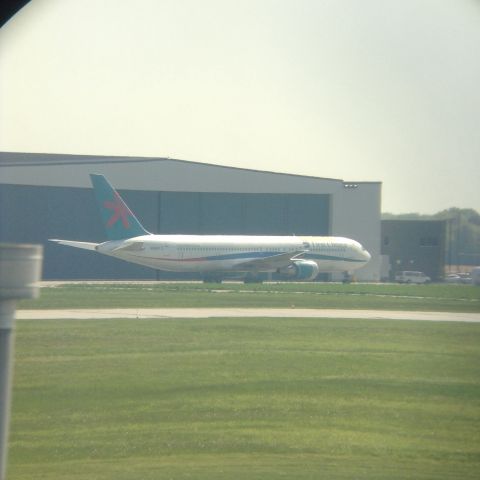 BOEING 767-300 (N225CY)