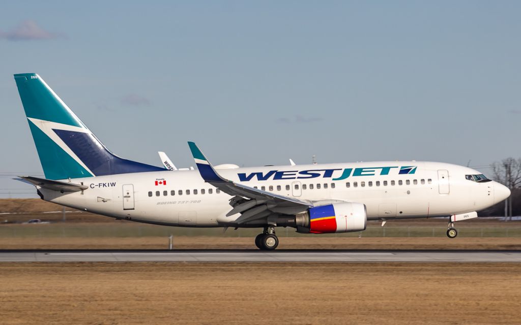 Boeing 737-700 (C-FKIW)
