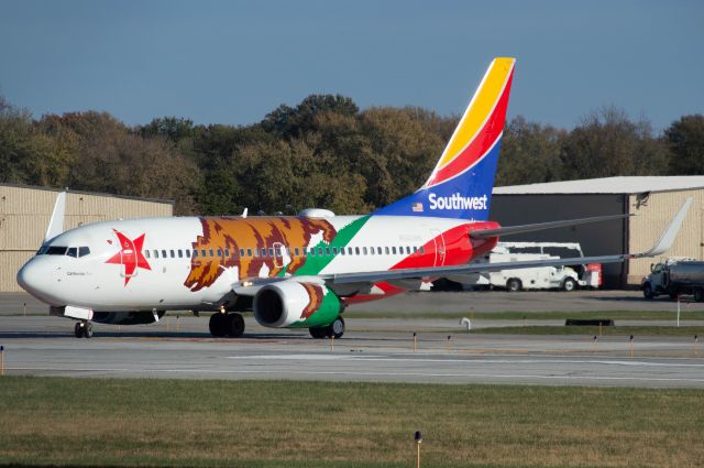 Boeing 737-700 (N943WN) - Southwest 1927 is turning onto Runway 23 at DSM for departure out to Denver. California One graced her presence at DSM at 3:14 PM on October 27, 2020 with Nikon d3200 at 240mm.