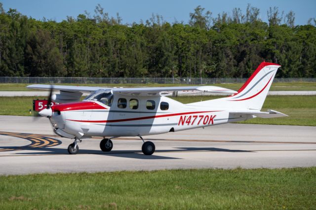 Cessna P210 Pressurized Centurion (N4770K) - Taxing to runway 5