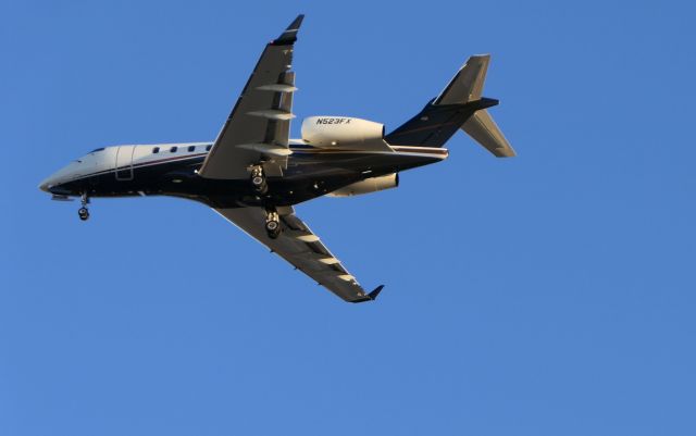 Bombardier Challenger 300 (N523FX)