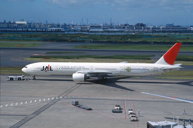 BOEING 777-300 (JA752J) - Push Back at Tokyo-Haneda Intl Airport on 2006/09/10