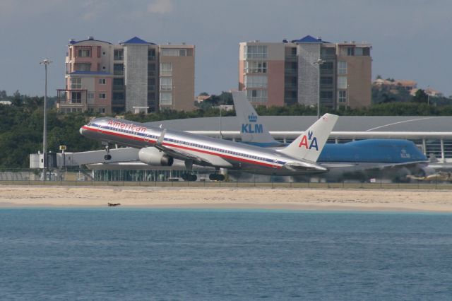 BOEING 767-200 (N628AA)