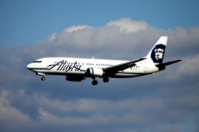 Boeing 737-700 (N713AS) - On Final 30L