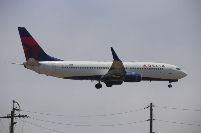 Boeing 737-800 (N3766)