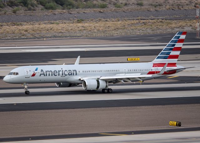 Boeing 757-200 (N207UW)