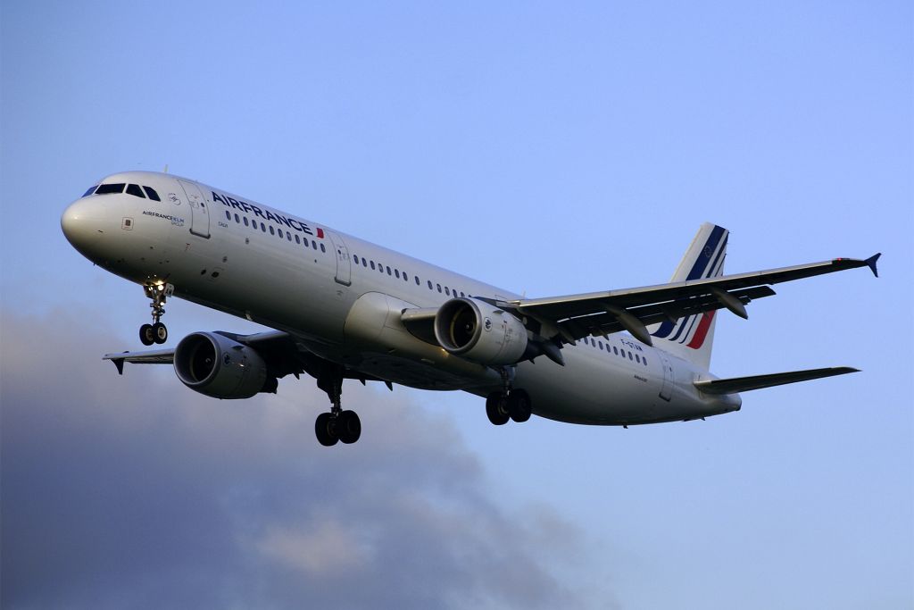 Airbus A321 (F-GTAM) - Airbus A321-211, Air France, F-GTAM, 13.Oct.2022, EGLL London Heathrow, Myrtle Ave