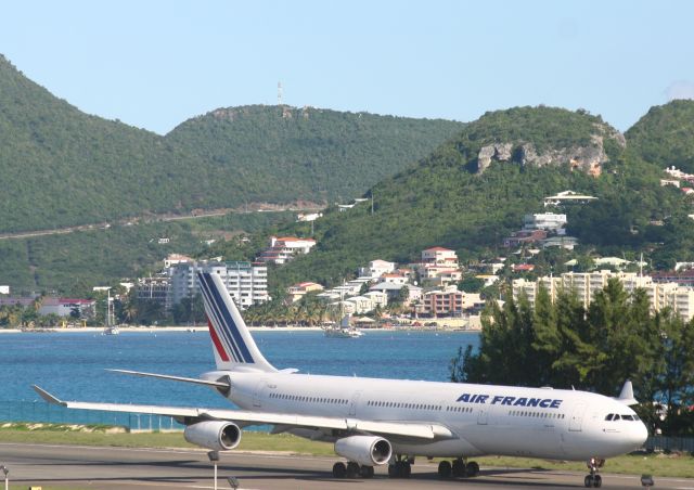 Airbus A340-300 (F-GLZN)