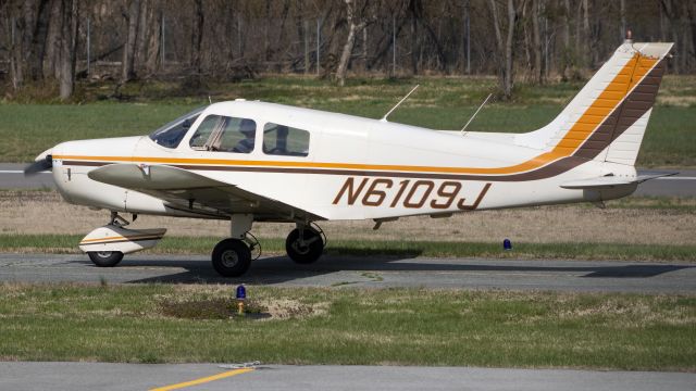 Piper Cherokee (N6109J) - N6109J taxiing to parking after doing some patterns over the Chesapeake Bay