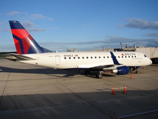 Embraer 170/175 (N749CZ)