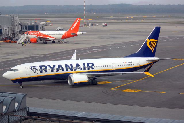 Boeing 737 MAX 8 (EI-HMX) - Taxiing onto Stand 413 on 13-Oct-22 operating flight RYR1454 from EIDW.