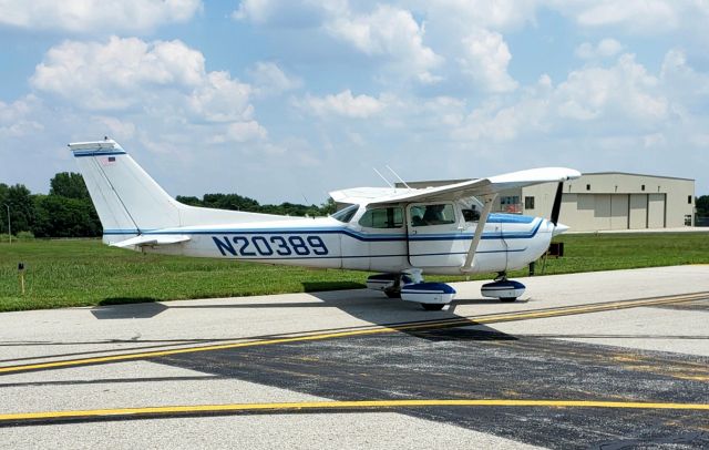 Cessna Skyhawk (N20389) - Hot day