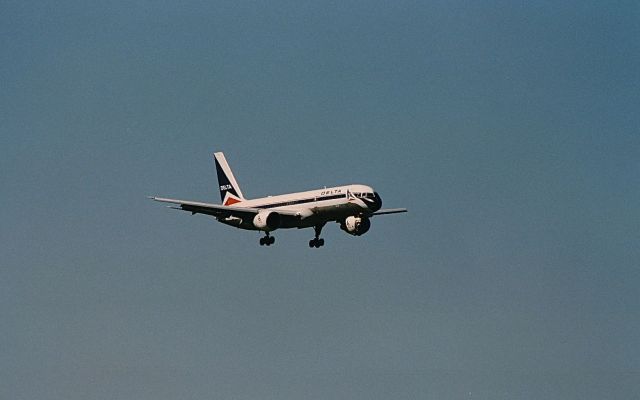 Boeing 757-200 (N699DN) - Delta B-757 on short final