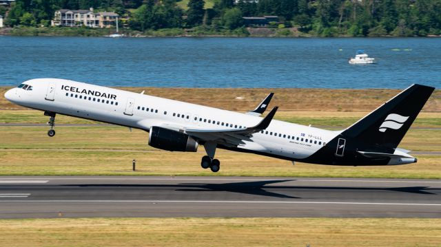 Boeing 757-200 (TF-LLL)