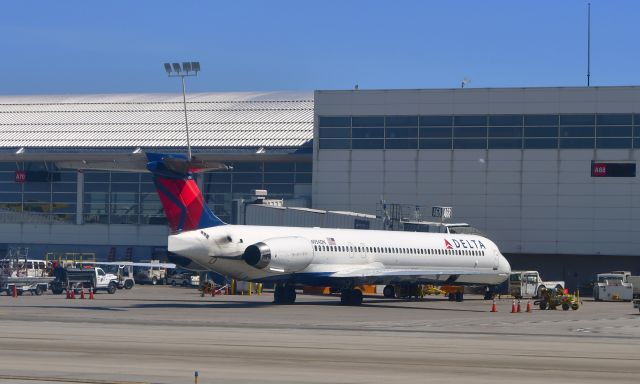 McDonnell Douglas MD-90 (N954DN) - Delta McDonnell Douglas MD-90-30 N954DN in Detroit 