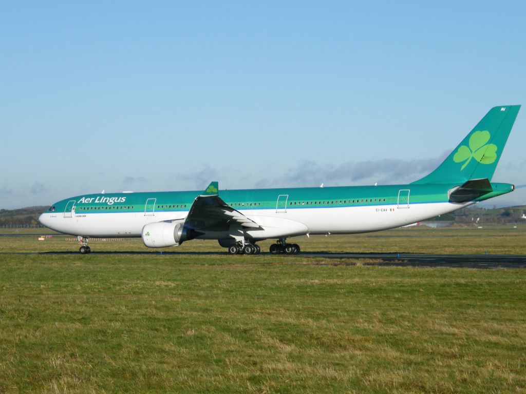 Airbus A330-300 (EI-EAV) - EI-EAV DEP EINN 08-12-10