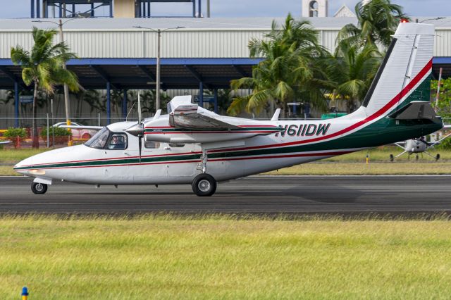 Aero Commander 500 (N611DW) - Landing on runway 27