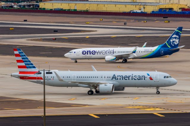 Airbus A321neo (N455AN) - An American Airlines A321 neo taxiing at PHX on 2/14/23. Taken with a Canon R7 and Canon EF 100-400 II L lens.