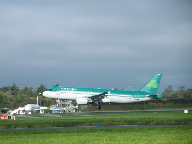 Airbus A320 (EI-DEN) - EI-DEN A320 DEP TO HEATHROW UK ON 13/10/2011