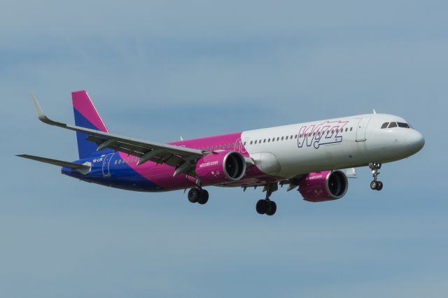 Airbus A321 (HA-LVK) - WAW SPOTTING