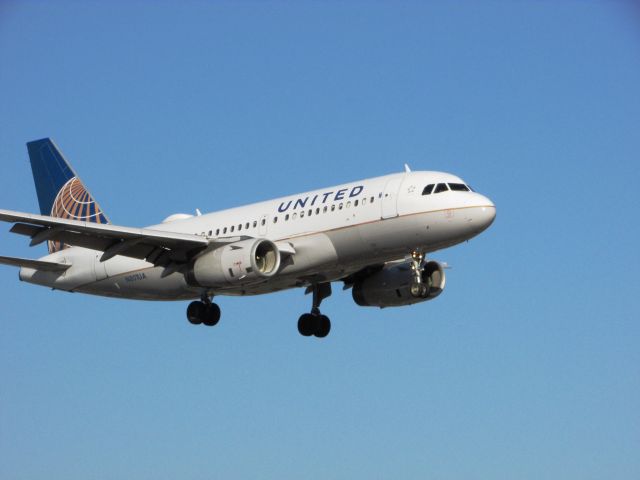 Airbus A319 (N801UA) - Landing RWY 20R