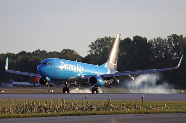 Boeing 737-800 (N7907A) - SCX3044 smokin’ early this morning just after sunrise. What a difference a day makes. Yesterday it was dreary and rainy; today- beautiful! Love Ohio weather. Just wait a while and it will change.