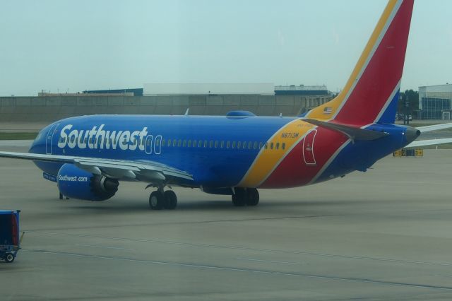 Boeing 737-700 (N8713M)