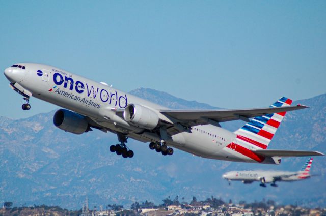 BOEING 777-300 (N791AN) - American Airlines 777 Takes off while the other lands