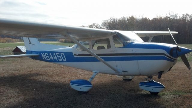 Cessna Skyhawk (N64450) - A very nice Skyhawk