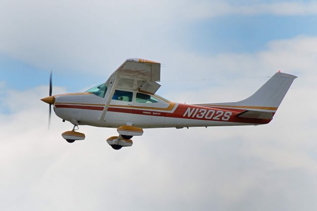 Cessna Skylane (N1302S) - Departing runway 8