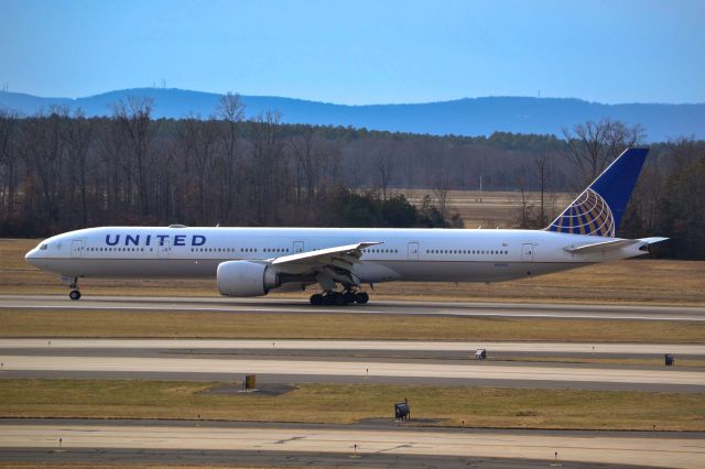 BOEING 777-300 (N2645U)