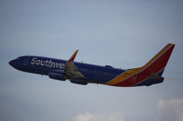 Boeing 737-800 (N8562Z)